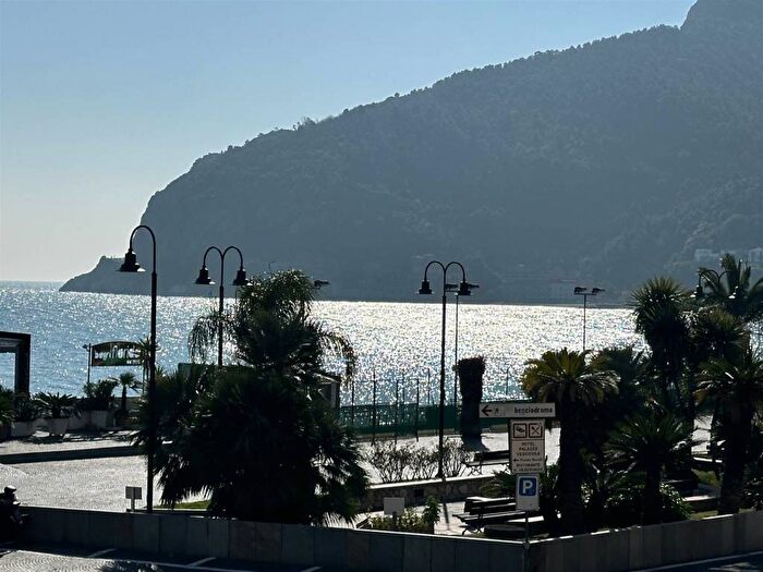 Appartamento trilocale in affitto in Centro, Noli