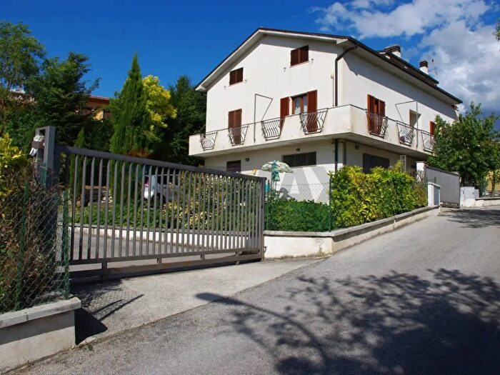 Casa con 12 locali in vendita in Poggio Picenze