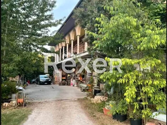 Casa con 6 locali in vendita in Contrada Fiastra, Colmurano