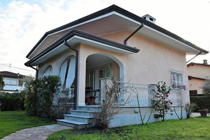 Casa con 6 locali in affitto in Forte Dei Marmi