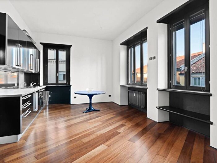 Appartamento trilocale in affitto in Via Cino del Duca, San Babila, Milano