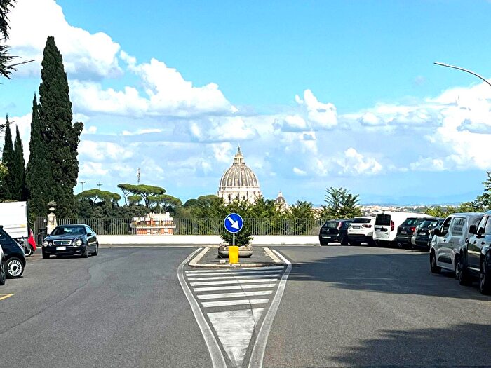 Appartamento quadrilocale in vendita in Via Gian Francesco Albani, Roma