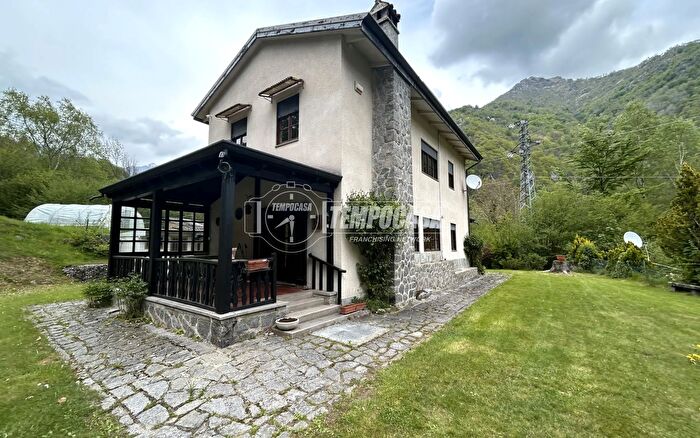 Casa con 7 locali in vendita in Via Adua, Rosazza