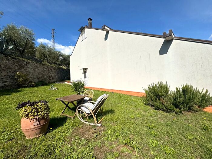 Casa con 6 locali in vendita in Via dellApparita, Vaiano