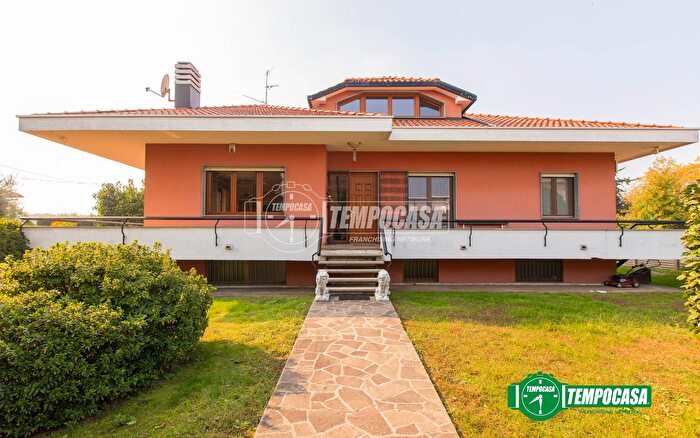 Casa quadrilocale in vendita in Via Tranquillo Cremona, Magnago