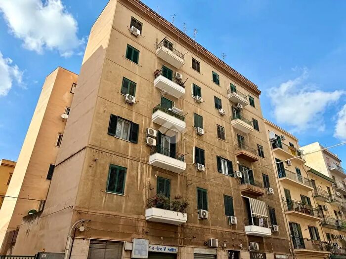 Appartamento quadrilocale in vendita in Via Aurispa, Palermo