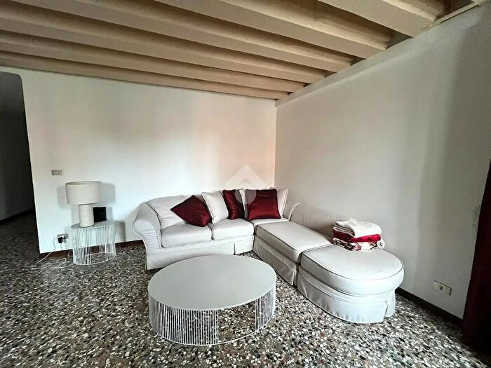 Appartamento trilocale in affitto in Campo San Cassiano, Venezia