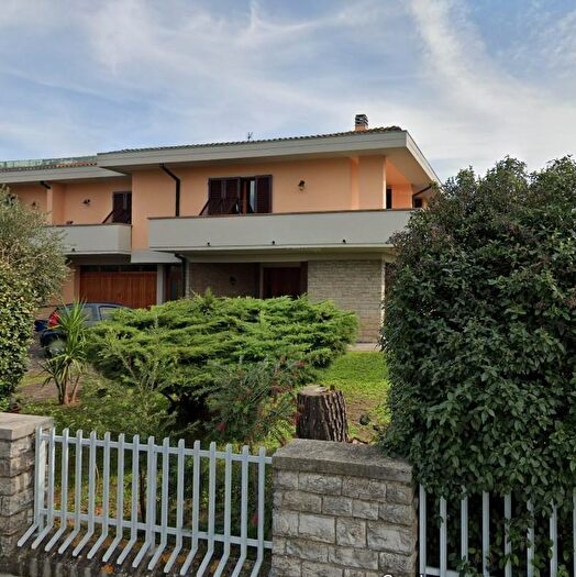 Appartamento con 8 locali in vendita in Santa Croce SullArno