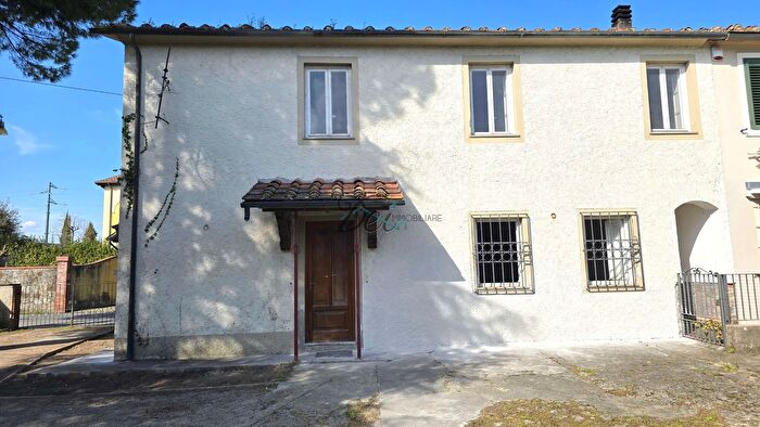 Casa con 9 locali in vendita in Via dellIsola, Capannori