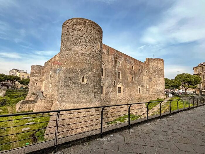 Appartamento con 5 locali in vendita in Piazza Federico di Svevia, Catania