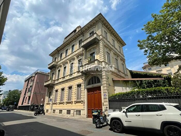 Appartamento con 10 locali in vendita in Via Magenta, Torino