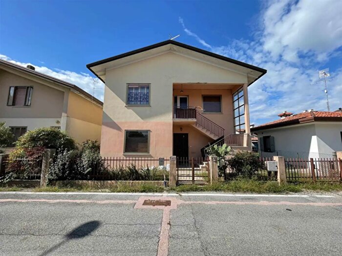 Casa con 6 locali in vendita in Via Gallina, Portogruaro