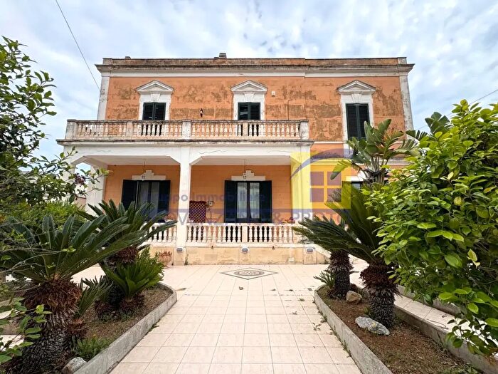 Casa con 10 locali in vendita in Via th Novembre, Brindisi