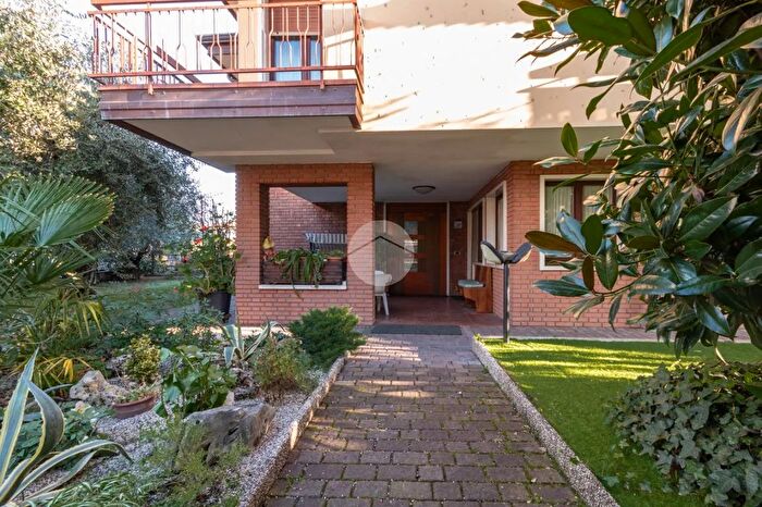 Casa con 8 locali in vendita in Via Monte Sabotino, Bussolengo