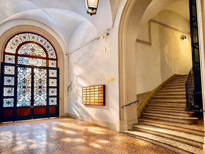 Appartamento quadrilocale in vendita in Via Farini, Bologna