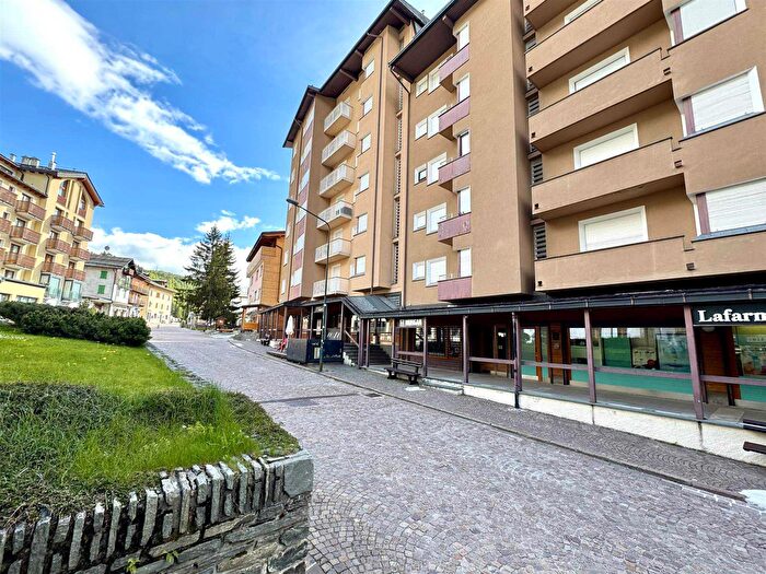 Appartamento trilocale in vendita in Via Antonio De Giacomi, Madesimo