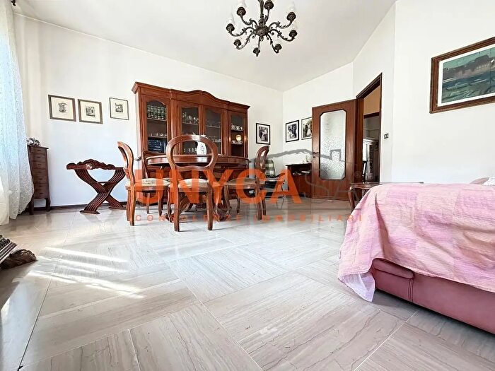 Casa con 6 locali in vendita in Via Giuseppe Belluzzo, Verona