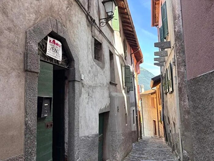 Casa con 6 locali in vendita in Faggeto Lario