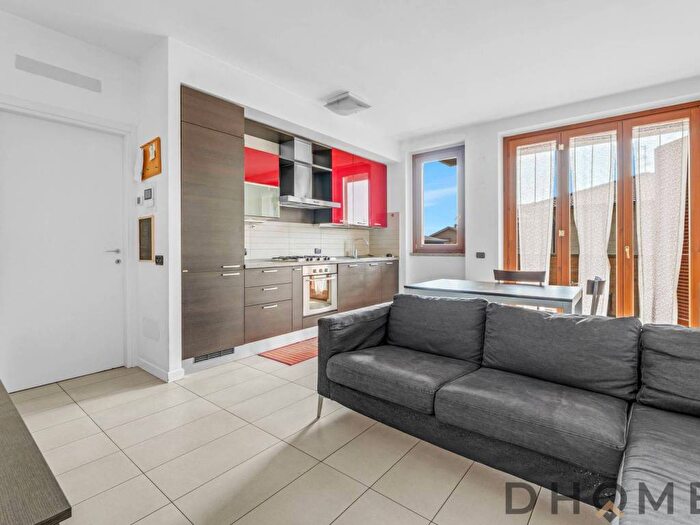 Appartamento trilocale in vendita in Via Carlo Cattaneo Verano Brianza MB Italia, Verano Brianza