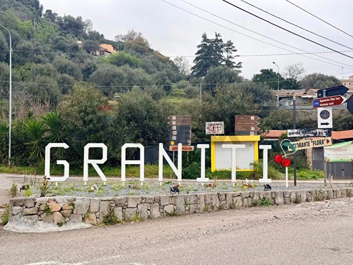 Appartamento con 5 locali in vendita in Via Giuseppe Garibaldi, Graniti