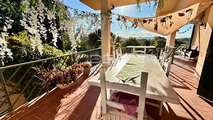 Casa con 7 locali in vendita in Via di Montecarlo, Montecarlo
