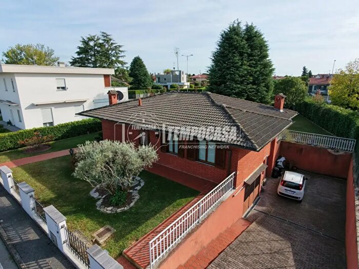 Casa quadrilocale in vendita in Via Aldo Moro, Fara Gera D'Adda