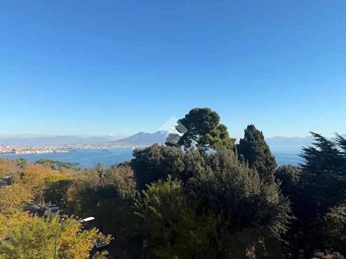 Appartamento con 5 locali in vendita in Via Francesco Petrarca, Napoli