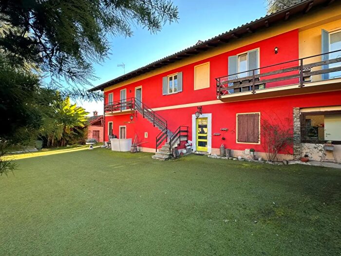 Casa con 20 locali in vendita in Paruzzaro