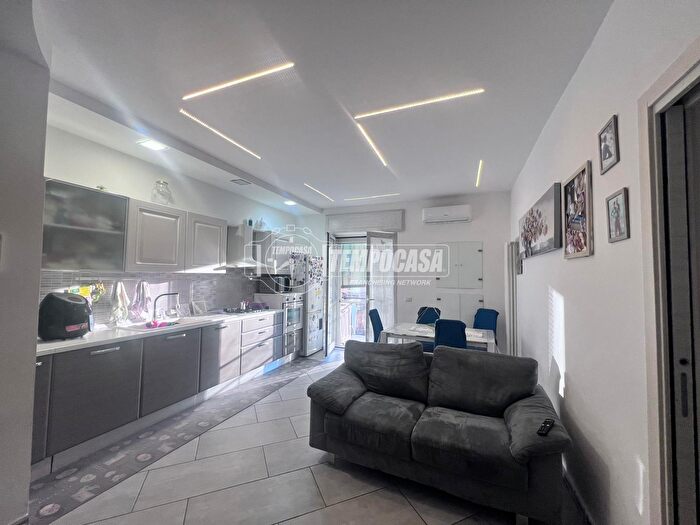 Appartamento trilocale in vendita in Via Macedonia, Napoli