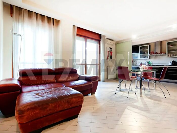 Appartamento trilocale in vendita in Via Fiume Bianco, Roma