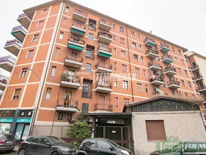 Appartamento trilocale in vendita in Via Umberto Biancamano, Monza