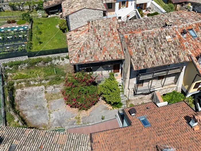 Casa trilocale in vendita in Via Foss, Avio
