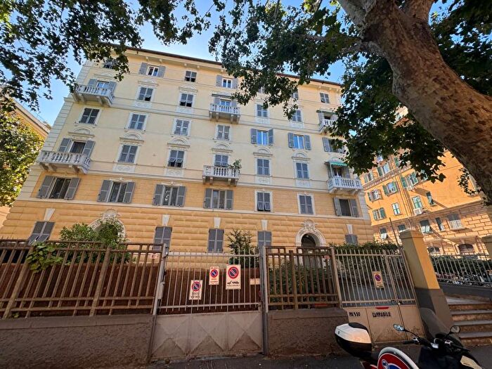 Appartamento trilocale in affitto in Via Giuseppe Casaregis, Foce, Genova