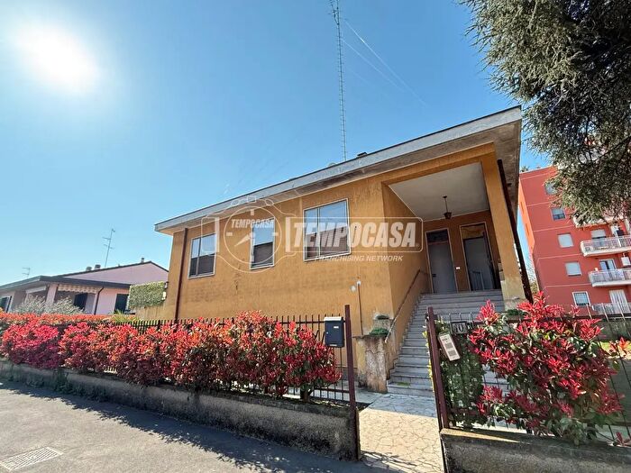 Casa quadrilocale in vendita in Via Luigi Pirandello, Rozzano