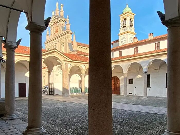 Appartamento trilocale in affitto in Via Argenta, Milano