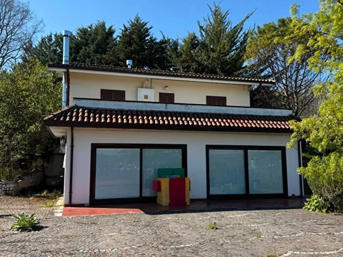 Casa con 10 locali in vendita in Via Cipollara, Castelvetere Sul Calore