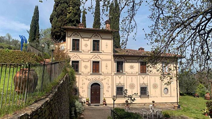 Casa con 16 locali in vendita in Arezzo