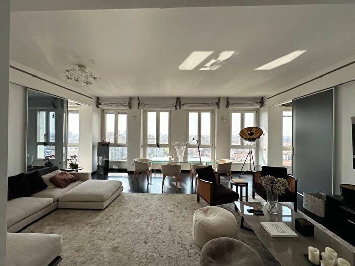 Appartamento trilocale in affitto in Via Filippo Turati, Porta Nuova, Milano