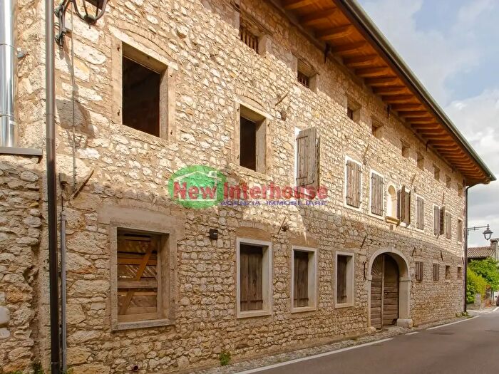 Appartamento con 6 locali in vendita in Via Daniele Manin, Montereale Valcellina