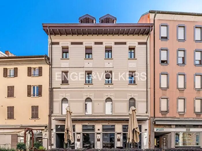 Appartamento con 6 locali in vendita in Via Paolo Carcano, Como