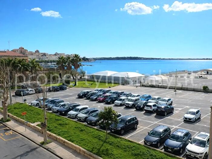 Appartamento con 5 locali in vendita in Via Rodi, Siracusa