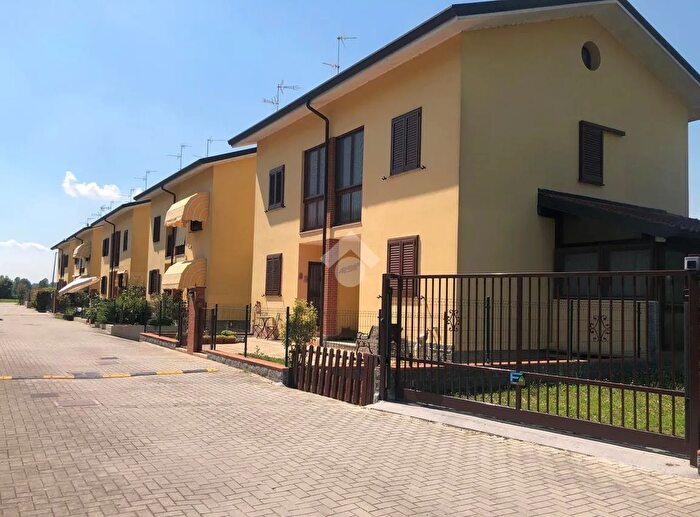 Casa trilocale in vendita in Via Fratelli Rosselli, Giussago