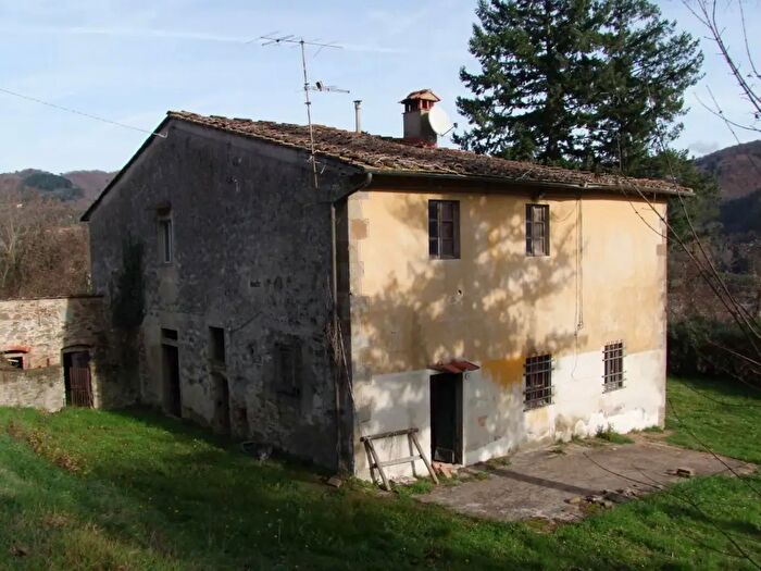 Casa con 8 locali in vendita in Dicomano