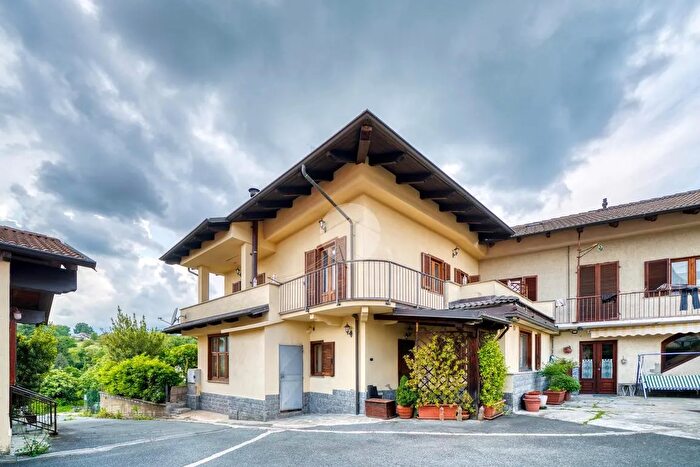Casa con 7 locali in vendita in Via Sacra di San Michele, Giaveno