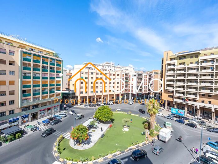 Appartamento con 6 locali in vendita in Piazza Sturzo, Palermo