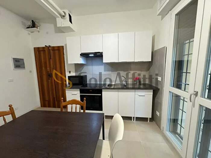 Appartamento con 6 locali in affitto in Via Orazio Vecchi, Modena