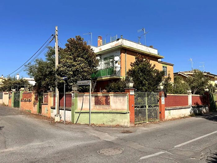 Casa quadrilocale in vendita in Pomezia