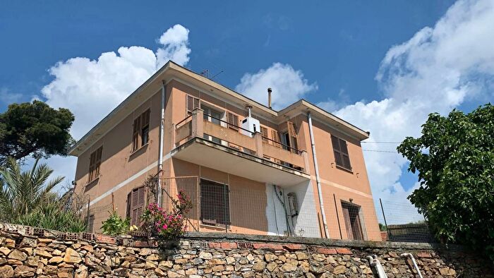 Casa con 10 locali in vendita in Regione Aeca, Cipressa