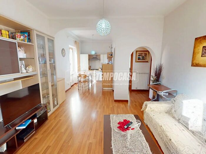 Appartamento trilocale in vendita in Via Vincenzo Montenovesi, Roma