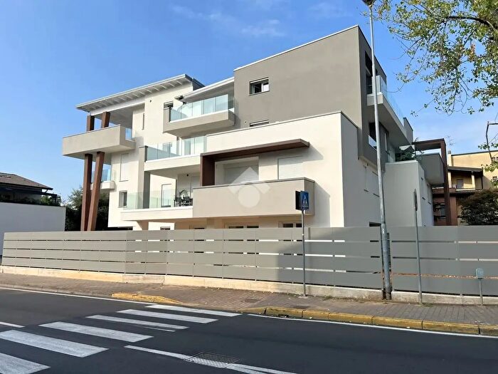 Appartamento quadrilocale in vendita in Via Cesare Battisti, Carugate